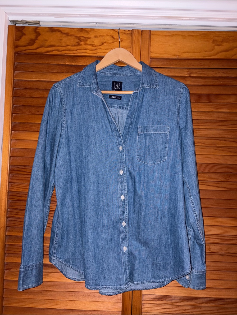 GAP “Perfect shirt” Denim Button-Up Shirt